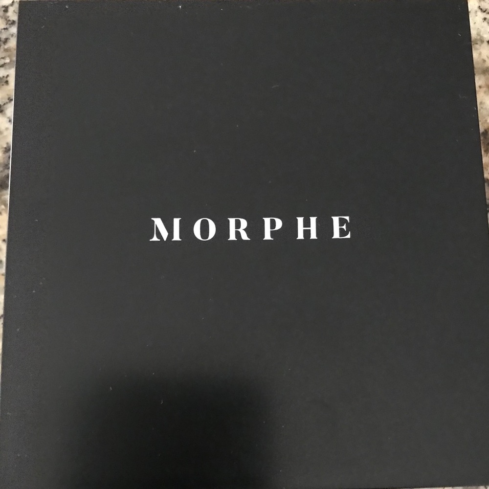 Morphe artistry palette eye shadow.